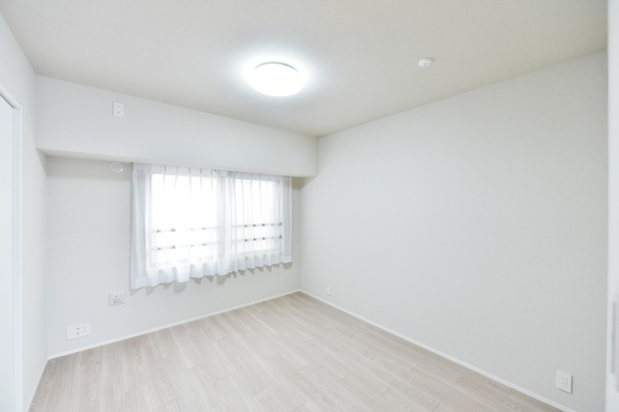 洋室1（約6.0帖）はリビングインのお部屋で、家族の気配を感じながらもしっかりと自分らしい時間を確保できるプライベートスペースです。シンプルな内装なので、お好みのインテリアや小物で空間を演出できます。