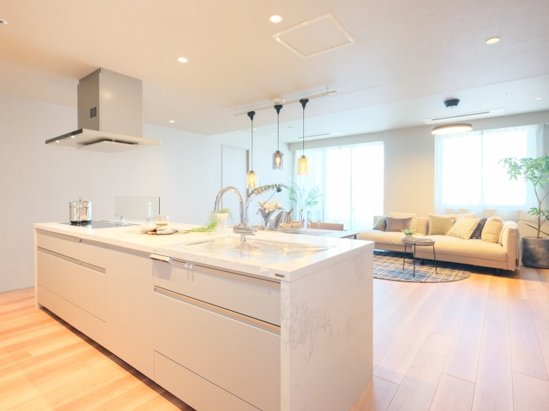 気品溢れるデザインのPanasonic製アイランドキッチンを採用しました。3口ワイドIHコンロを備え、洗練された使い心地を実現しました。