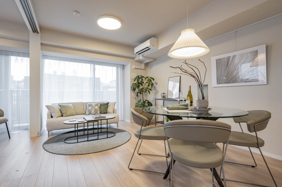 大きな窓からたっぷりの陽光を取り込み、開放的なLDKは約15.2帖の広さがあり東南角部屋です。ピクチャーレールがあり、お好きな絵画やご家族のお写真を飾ることができます。