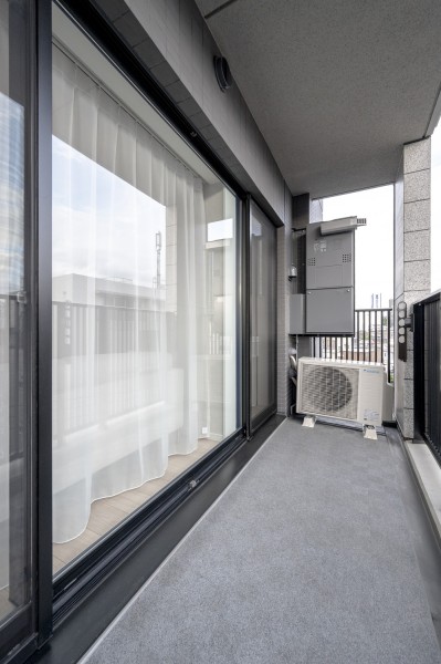 バルコニーには物干し金具が設置してあり、洗濯物を干す際に便利です。南西向きであたたかな陽光と心地よい風を紡ぎ、居室に届ける大切な空間す。