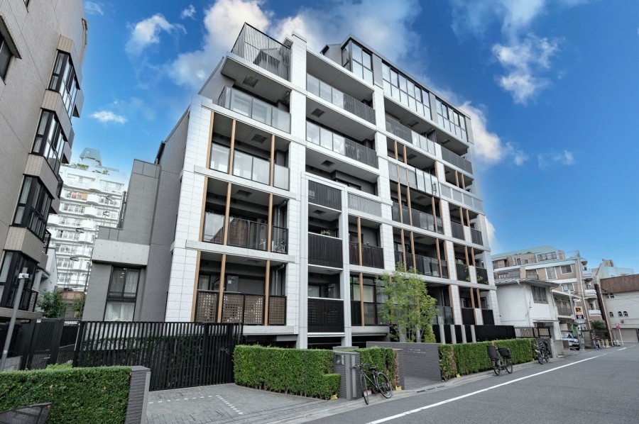 都市機能の利便性と、第一種住居地域ならではの静かな住環境を兼ね備えたマンションです。徒歩10分圏内にスーパーやコンビニ、ドラッグストアなど生活に必要なお店がそろっているため、住環境が良好です。