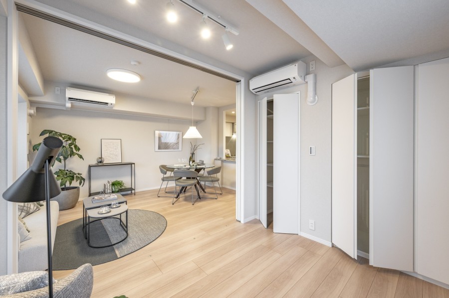 洋室1には、2箇所収納場所がありお洋服やお子様のおもちゃや季節物の家電、ゲスト用の寝具など様々な物を収納することが可能です。居室と同様のカラーで統一されているため、お部屋と調和しております。