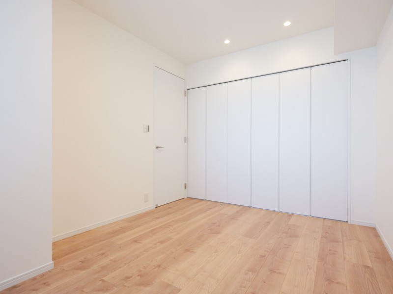 クローゼットの間口は広く、スムーズな出し入れが可能です。衣類やそのほかのアイテムを収納できるため、お部屋の空間を広々とお使いいただけます。