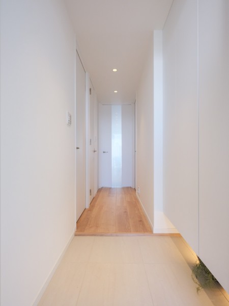 玄関には人感センサー照明を採用していますので、いつでも明るい空間が居住者様のお帰りをお待ちしています。