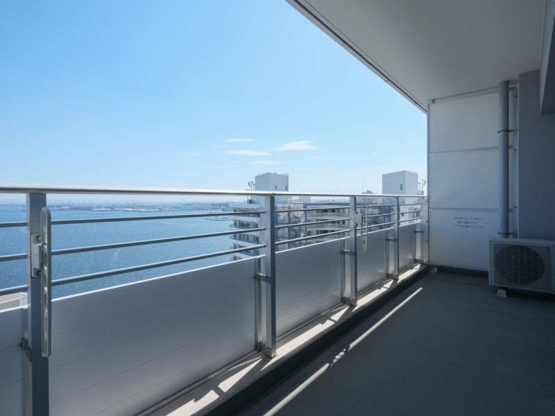 海とベイブリッジの絶景を望むことができる、開放感のあるバルコニーです。心地よい風が通り抜け、洗濯物を乾かすだけでなく、気分をリフレッシュするのにもぴったりな空間です。