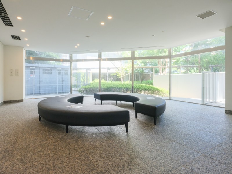 外の木漏れ日を眺めながら、ほっと心を落ち着けたくなるようなロビーです。ライブラリーラウンジやミュージックスタジオ、クラフトホビールームなどの多彩な共用設備がございます。