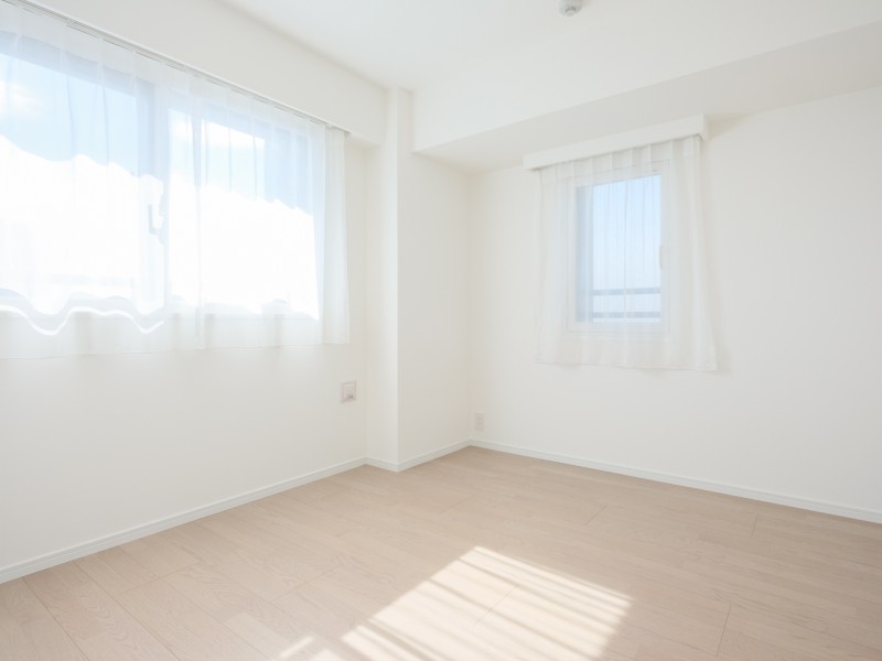 洋室2も暖かな陽光が注がれるお部屋です。リビングに隣接していながらプライベート性の高い時間を過ごせる空間です。