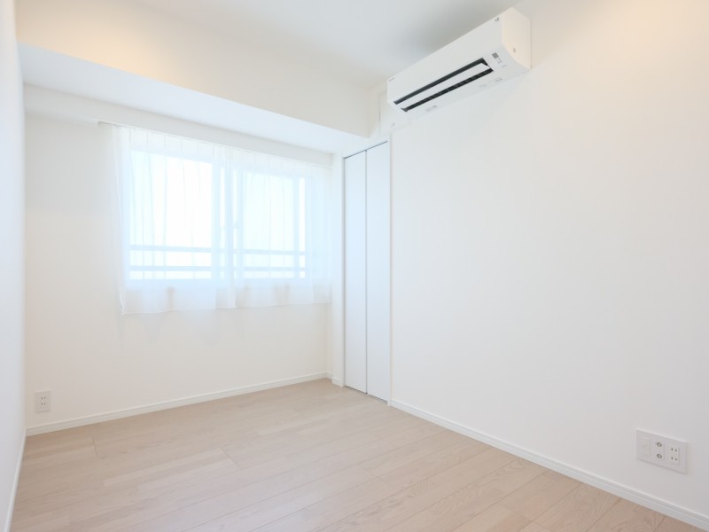 洋室3は凹凸の少ないお部屋なので、家具などの配置もしやすいです。ワークスペースや趣味部屋としてもお使いいただけます。