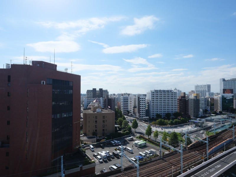 心がほっとするような青空を望める眺望を手中に。凛とした空気が流れこみ、穏やかな時間が流れます。だんだんと変わっていく空の色を愉しむのも日課になりそうです。