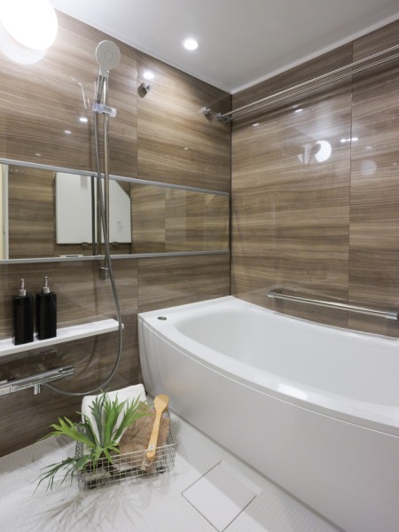 1418サイズのバスルームは、高級感を漂わせる光沢のある木目調パネルを採用しました。毎日のバスタイムを贅沢に、豊かにしてくれる空間です。