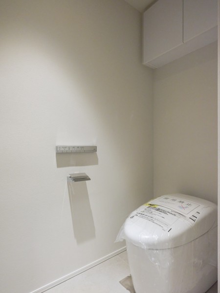 清潔感溢れるレストルームには収納できる吊戸棚や手洗い場を造作いたしました。優れた節水効果や汚れが付きにくい便座など、ほしかった機能が揃ったウォシュレット一体型トイレです。