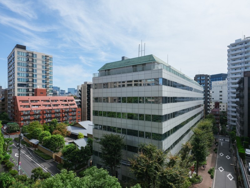 季節の移ろいを感じることができる空と落ち着いた雰囲気と歴史的な景観をお部屋にいながら楽しむことができます。夜は都会の夜景を眺めることができ、まったりとお過ごしいただくことができます。