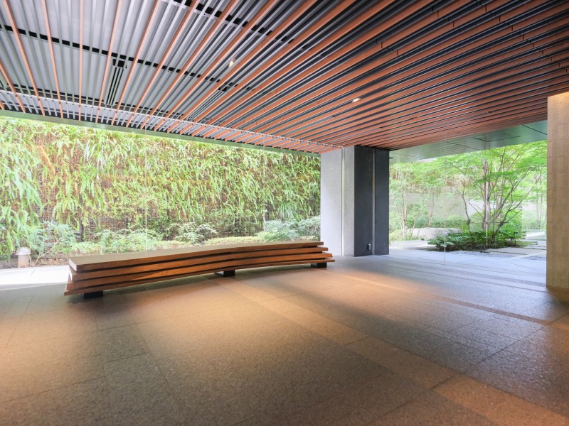 木目が美しいオブジェと天井がスタイリッシュな外観とのコントラストを楽しむことができます。都会にいながら自然を感じることができるようなエントランスとなっております。