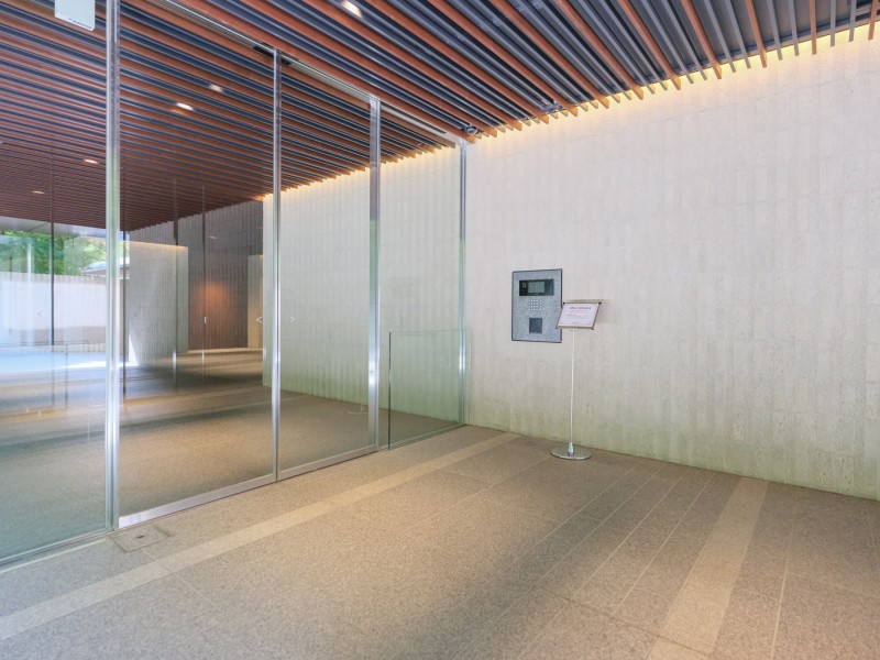 エレベーターが２基あり、通勤時間の混雑時も安心してご使用いただけます。ラグジュアリーなクロスとフロアー材が使用されており、お部屋までの道のりで心を弾ませてくれます。