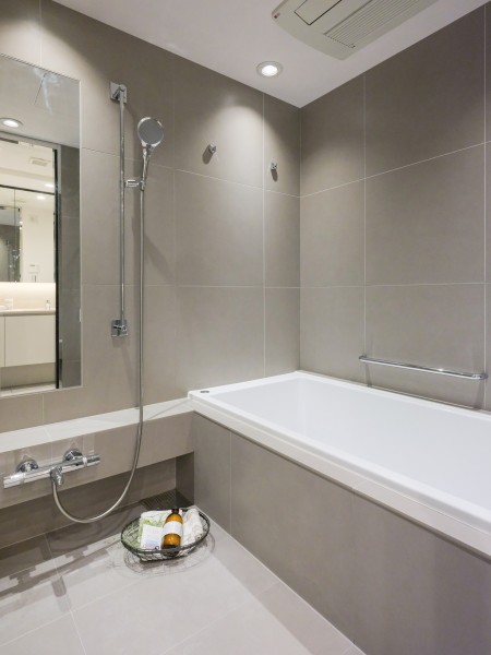 浴槽・洗い場共にゆとりがあり、一日の疲れをしっかりと癒すバスルームです。ゆったりとしたバスタブで毎日のお風呂時間を心ゆくまで楽しめます。