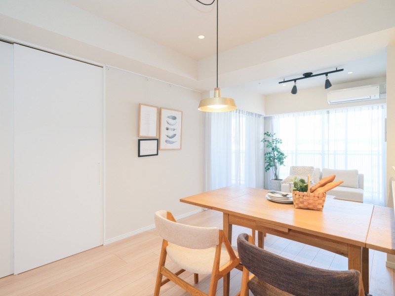 約15.5帖のリビングはダイニングスペースもゆったりと確保できる広々空間。壁にはピクチャーレールがついているので、お好みの絵画やグリーンで空間を演出していただけます。