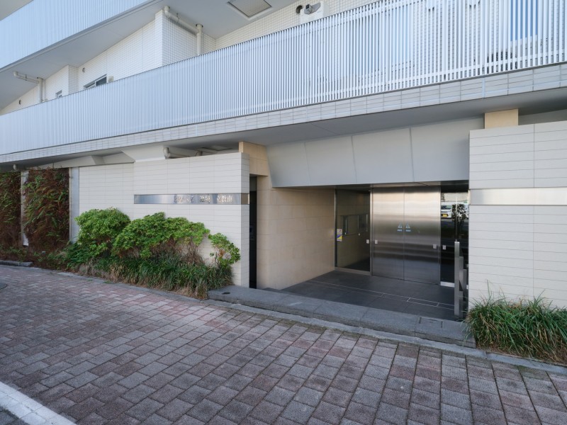 スタイリッシュなエントランスです。凛とした存在感があり、忙しない都心で躍動し帰る居住者様のほっとする住まいになりそうです。