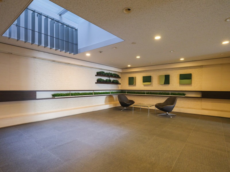 共用のエントランスホールは、ゆったりとした広さがある開放的な空間です。堂々たる趣の中に居心地の良さも感じさせ、安らぎの居住空間へ誘います。