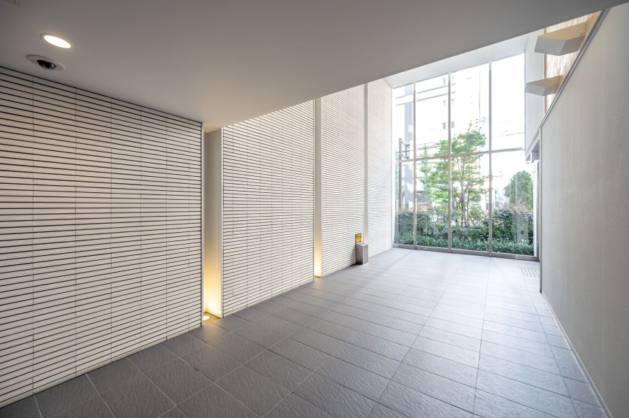 スタイリッシュなデザインのエントランスは、帰宅時に優しく迎え入れてくれます。また、大きな窓から整えられた植栽を見ることができ、緑を視覚から感じられます。