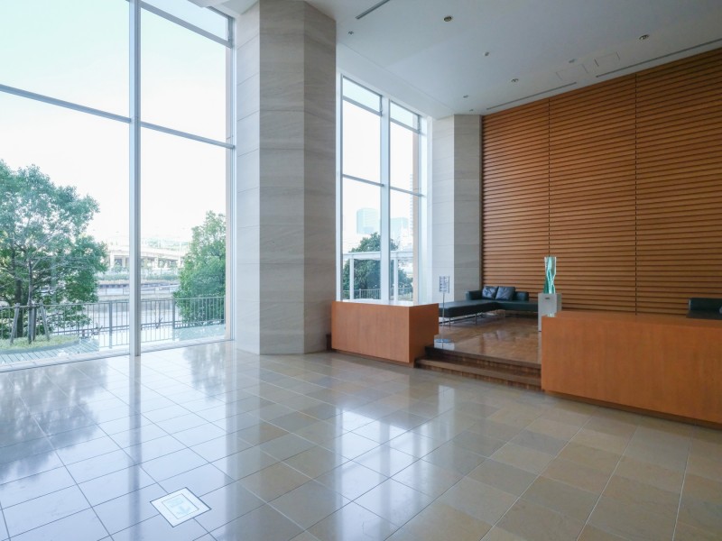 エントランスには開放感のある大きな窓やブラックのソファがあり、高級感溢れる空間となっております。ご近所の方やご家族と会話を楽しむことができます。清掃が行き届いており管理体制が整っていることが伺えます。