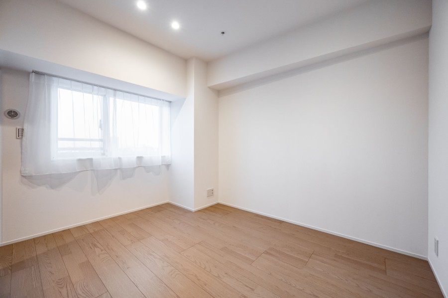 洋室1は、リビングから一番遠くプライベート性が高いお部屋となっております。約6.0帖の広さがあり主寝室としてお使いいただけます。寝具やドレッサーを置いてもゆとりをもってお過ごしいただけます。