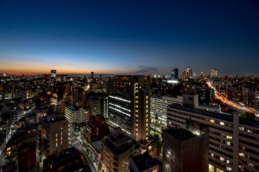 季節の移ろいを感じることができる空とビル群を望むことができる眺望です。夜には都会ならではの煌めく夜景をお部屋から楽しむことができます。