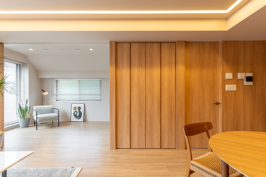 大きな窓から自然の光を取り入れることができるお部屋で、ご家族やお友達とパーティーを開催しても十分なゆとりがあります。ディテールまでこだわりぬいた上質なリノベ―ションを施しました。