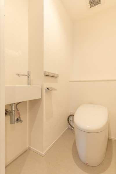 タンクレストイレと手洗い場を設置したレストルームは、やすらぎを感じることができる空間となっております。柔らかい色調と優しい色合いの照明がお部屋のスタイリッシュさを演出しております。