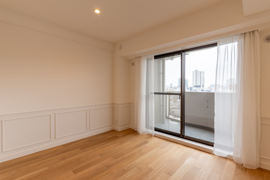 洋室1は約7.2帖の広さがあり、主寝室としてお使いいただけます。バルコニーから優しい陽光を取り込み、心地よい朝を迎えることができます。大きな寝具を設置してもゆったりとお部屋を使用することができます。