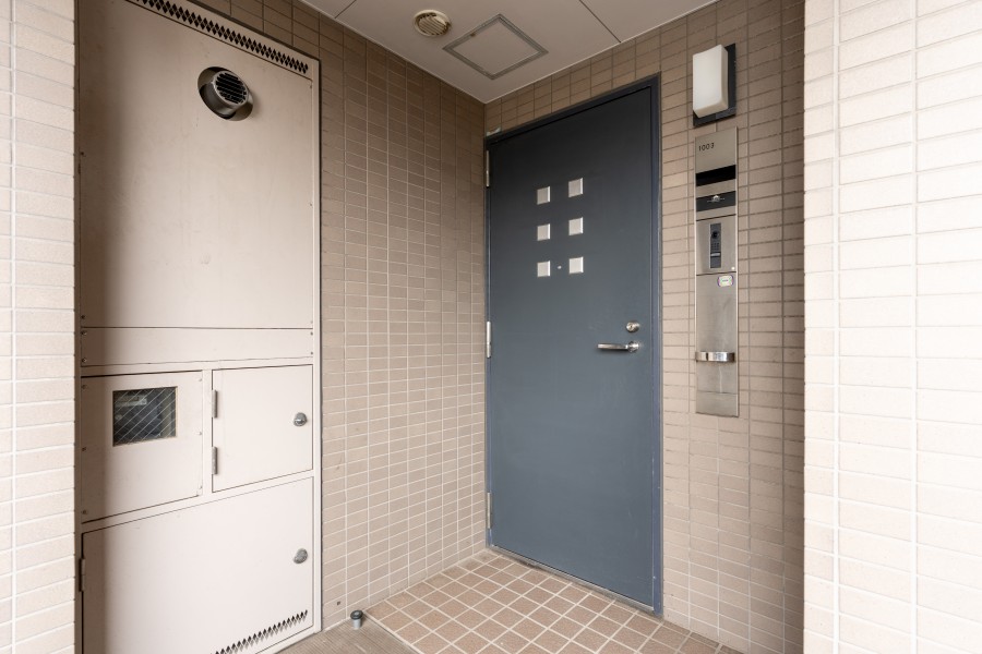 落ち着いたトーンの外装とブルー系の扉がアクセントとなっております。こちらの物件はアルコープ付きで玄関ドアが開いたとき室内の様子が共用部から見えにくくなっております。