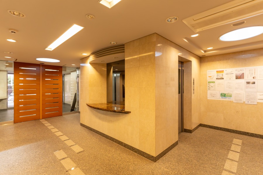 柔らかく温かいライトが照らしているエントランスにはエレベーターがあり、高層階に住んでいても移動が楽にできます。丁寧に整えられた掲示板は、知りたい情報が見やすいようになっております。