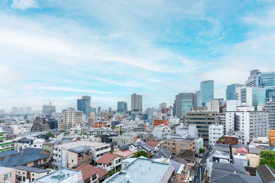 季節の移ろいを感じることができる空と歴史的な背景をたどる景観、ビル群をバルコニーよりお楽しみいただけます。バルコニーに出て、景色を眺めたり、日向ぼっこをしてのんびりと日常を過ごすことができます。
