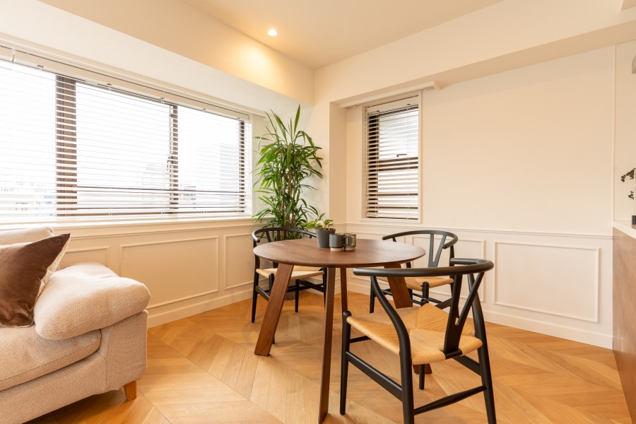 ホワイトカラーと木目の上質感が美しいLDKは、ホテルライクな空間となっております。お好みのインテリアや観葉植物を設置しやすいようになっております。こだわりの詰まったお部屋作りをすることができます。