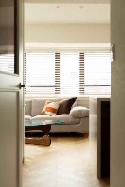 LDKのフローリング材はヘリンボーンを採用いたしました。高級感のあるデザイン性や空間に動きや奥行きを与える効果があり、海外のカフェホテルのような空間を演出しております。