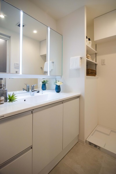 洗面室には室内洗濯機置き場とカウンター棚があります。カウンター部分には洗濯グッズやリネン、収納棚に収納できなかった日用品を収納すること可能となっております。