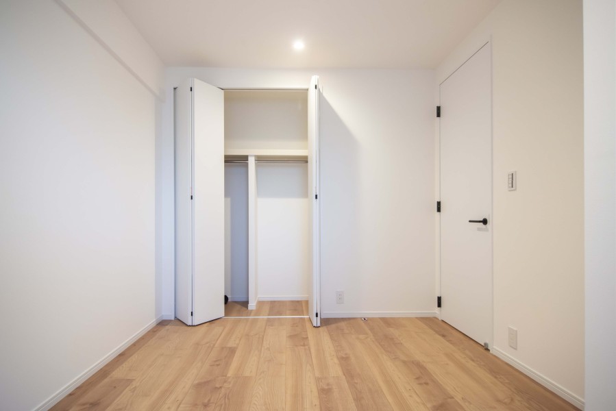 洋室2と洋室3にはクローゼットがあり、洋室1はウォークインクローゼットがあります。お洋服や季節物の寝具、家電などを収納することが可能となっております。