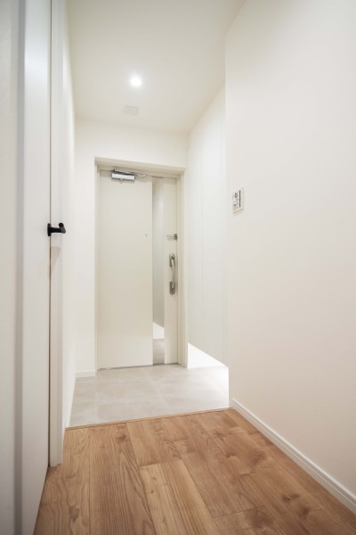 優しく包み込んでくれるような空間の玄関は、居室までの道のりをワクワクさせてくれます。ダウンライトとフットライトがあり、いつでも快適です。