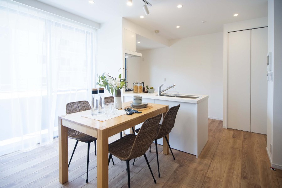 システムキッチンとお揃いのカラーでパントリーがあります。パントリーに食材やキッチン用品、使用頻度の低いアイテムなど収納することができ、居室を広くお使いいただけます。