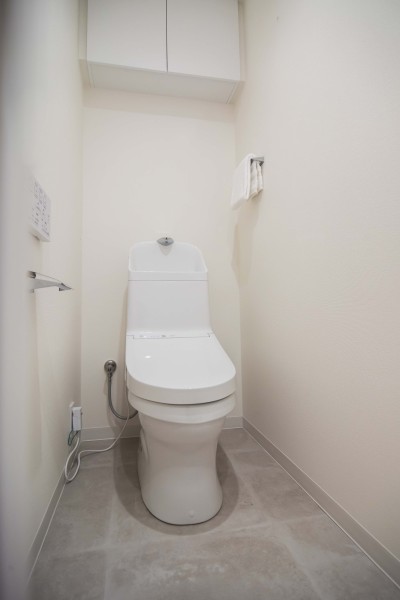 ホワイトカラーのクロスとダークカラーのフロアー材が上品で清潔感溢れる空間となっております。レストルームに吊戸棚を設置したため、日用品を収納することができます。