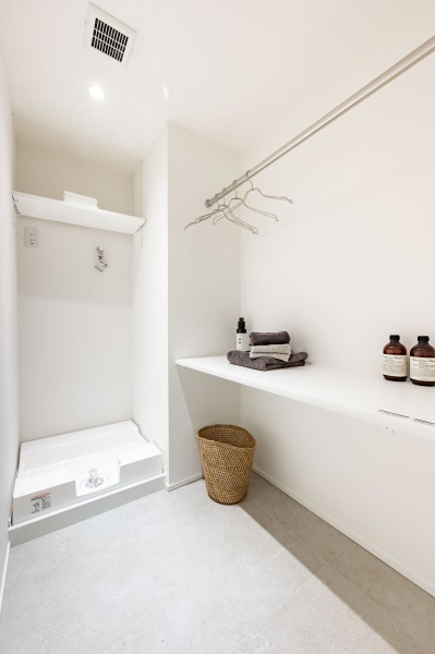 こちらは収納場所があるユーティリティルームです。洗濯物を干したり、クローゼットに収納できなかったお洋服を収納することができます。洗濯機置き場の上部には棚があり、使用頻度の高いものを収納できます。