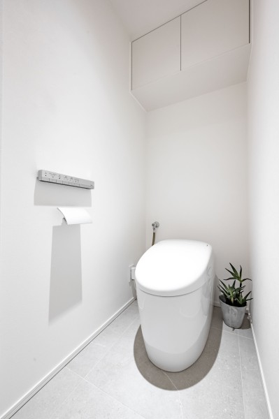 清潔感溢れるレストルームにはタンクレストイレを設置いたしました。タンクのお掃除が不要で、家事の時間短縮をすることができます。レストルームのお隣には洗面台を設置し、効率的な導線を確保しております。