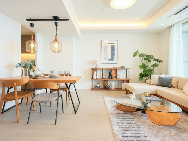 リビングの天井を折り上げ天井にすることで間接照明の光がお部屋の中を柔らかく照らします。開放感がありスタイリッシュな空間となりました。日常という大切な時間を豊かに、快適にお過ごしいただける空間です。