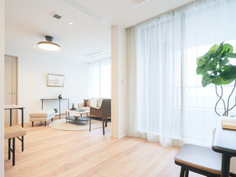 洋室3は約4.4帖の広さがあり、子供部屋としてお使いいただけます。LDと隣接しており、扉を開放するとLDを拡張してお使いいただけます。凹凸の少ないシンプルな内装になっております。