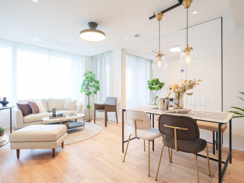 約10.9帖の広さのLDには大きな窓があり、優しい陽光が差し込みます。ホワイトのクロスとベージュのフロアー材の柔らかく温かみのある空間となっております。インテリアをコディネートしやすいです。