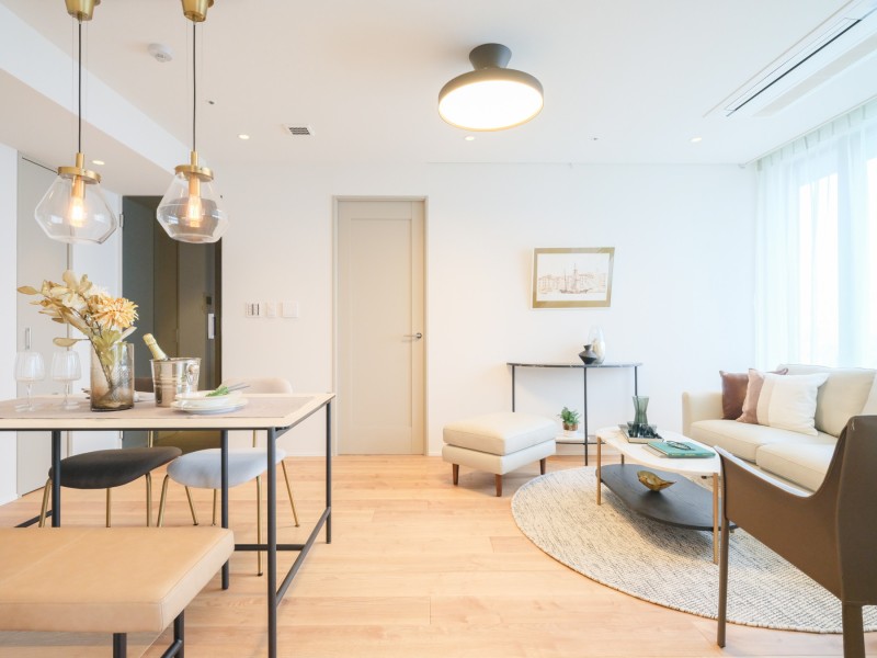 LDにはピクチャーレールを設置し、お好きな絵画やご家族のお写真、ドライフラワーなどを飾ることができます。建具がお部屋のクロスやフロアー材と調和し、上品な印象となっております。