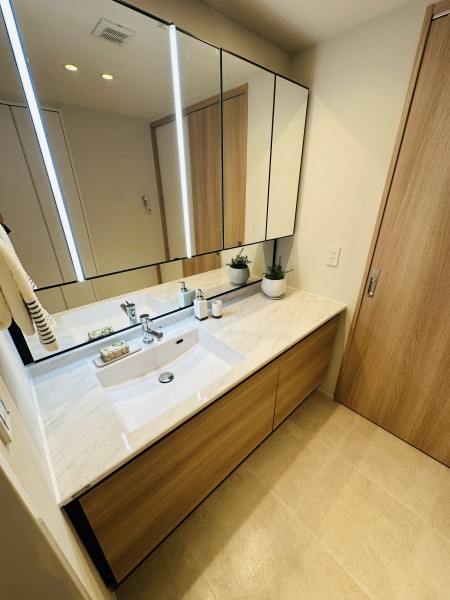 カウンター部分にもゆとりがあるので身支度がしやすく、快適にお使いいただけます。カウンターとボウルが一体となっているのでお手入れも簡単なラグジュアリー空間です。