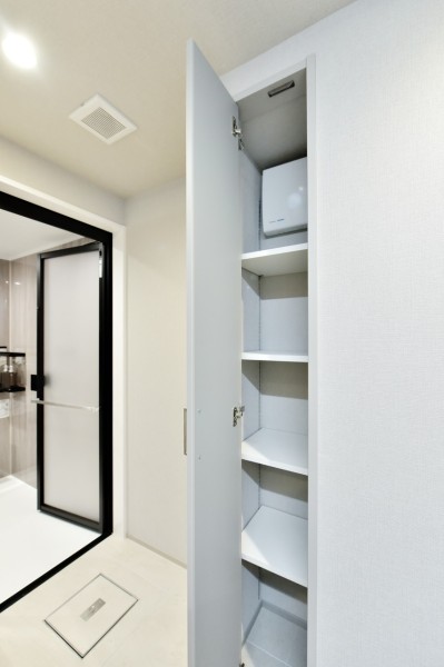 洗面台の他に、棚と吊戸棚を設置していますので、家族の衣類や洗剤類のストックなどもたっぷり収納でき、いつも整頓された空間を保てます。