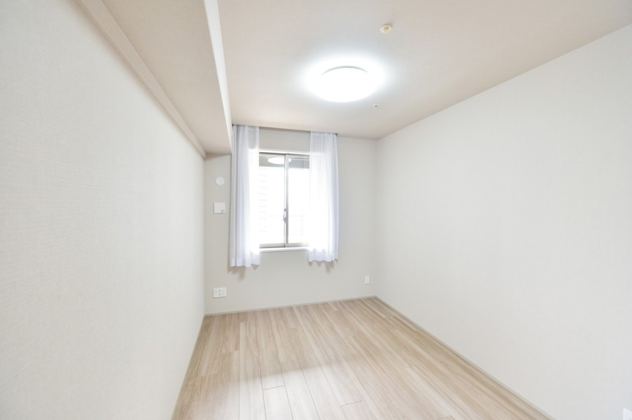 洋室２（約6.0帖）はリビングから離れて静かに自分の時間や趣味、テレワークなどに集中できるお部屋です。南側のバルコニーに面しており、明るい光の差し込むお部屋です。