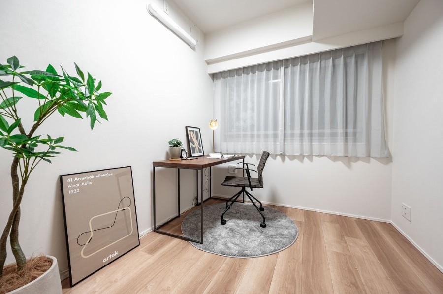 洋室3にも穏やかな陽光が注がれます。お部屋は自然の優しい温もりを添えた居心地の良い内装に仕上がりました。多彩な豊かさが紡ぎ、穏やかな時間が流れます。