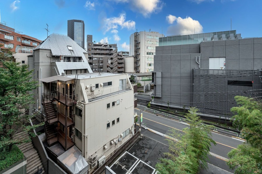 見上げると青々と広がる空を手中に収めることができる眺望を楽しめます。季節を語る樹々の様子までも堪能でき、日々をアップデートできそうです。